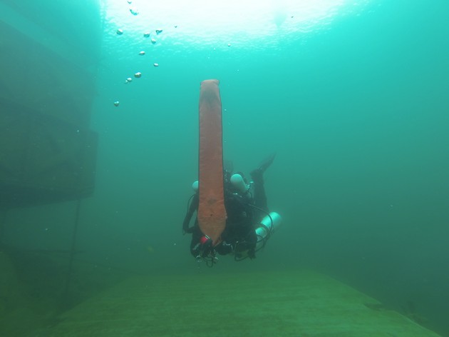 Twinset divers dropping down The Wall Rebreatherpro-Training
