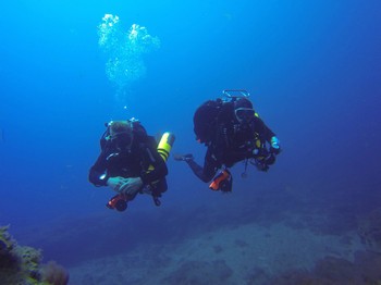 Buddy team on a dive in El Cabron Rebreatherpro-Training