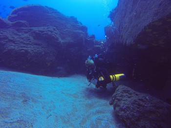 Diver passing through a swim through Rebreatherpro-Training