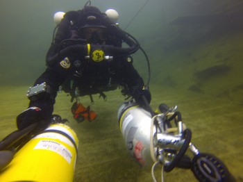 Exchanging bailouts on Rebreather Course Rebreatherpro-Training