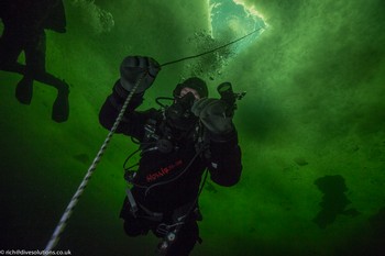 Dropping down from the Minor in the ice, whilst ice diving in Russia Rebreatherpro-Training