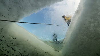 Photo looking up out of the water through the minor whilst ice diving. Rebreatherpro-Training