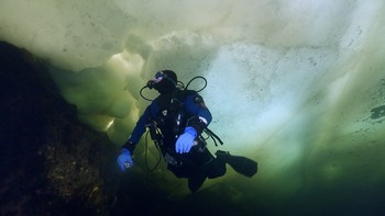 Randy McNalley under the ice in The White Sea Russia. Rebreatherpro-Training