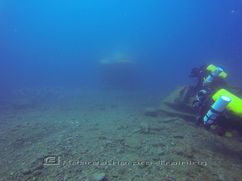 CCR AP diving divers waiting for the submarine to come past. Rebreatherpro-Training