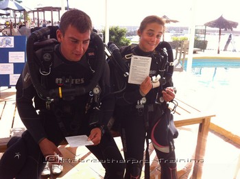 Divers using there check list before rebreather diving. Rebreatherpro-Training