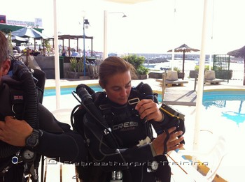 Making final checks for their first pool dive Rebreatherpro-Training