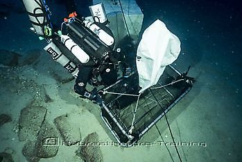 Diver loading the Amphora into the basket Rebreatherpro-Training