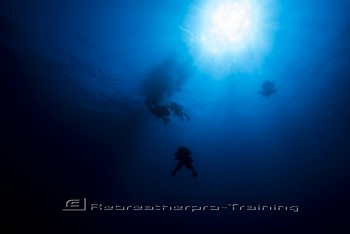 A manned submersible was used to explore the shipwreck Rebreatherpro-Training